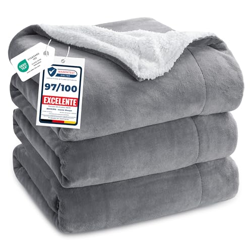 Bedsure Manta Cama Invierno - Manta Cama Polar Reversible de Franela y Sherpa, Manta Sofa Grande Gruesa 230x270 cm de Microfibra Suave y Borreguito, Gris