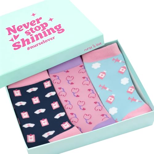 Nurse is Love Set de 3 uds. Calcetines Mujer Largos Divertidos para Enfermeras Ideal para TCAE, Medicos, Vet | Ajusta Con Zuecos Sanitarios Mujer | Regalos Originales | Accesorios Enfermeria - ONE