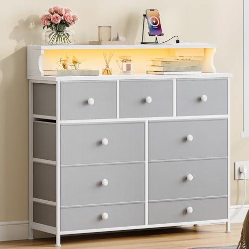 Hzuaneri Commode, Meuble Chambre à 9 Tiroirs, Bande Lumineuse LED, 2 Ports USB et 2 Ports AC, Armoire à Tiroirs Multifonctionnelle pour Chambre et Salon, 30...