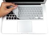 SOFT TOUCH PROTECTION - Su forma le dará sensación de piel en cada tecla con su suave acabado mate de alta dureza tendrá una interacción antideslizante totalmente compatible sin afectar la sensibilidad de la misma. Esta pieza de fino poliuretano es flexible, liviano y moderno y la ayudará con la limpieza de sus teclados.