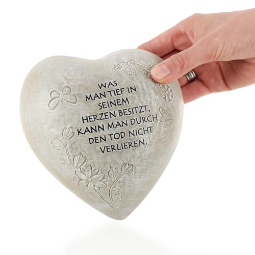 com-four® Grab-Dekoration in Herz-Form - wetterfester Grabschmuck mit Schmetterlingen - verzierter Trauerstein mit Gedenkspruch - Gedenkstein mit Aufschrift