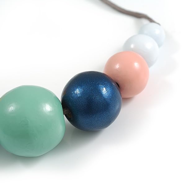 Collier de perles rondes en bois multicolores et cordon daim gris 72cm - 5