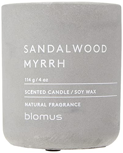 blomus - Candela profumata S in cera di soia, microchip di alta qualità, caratteristico effetto calcestruzzo, fragranza SANDALWOOD MYRRH, durata 24 ore (A x L x P): 8 x 6,5 x 6,5 cm, microchip, 65652)