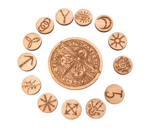13 Runas de Brujas Con Libélula Mágica de Madera de Roble | Ya disponible en tu tienda friki favorita! En mundofriki.es! 13 Runas de Brujas Con Libélula Mágica de Madera de Roble | Ya disponible en tu tienda friki favorita! En mundofriki.es!