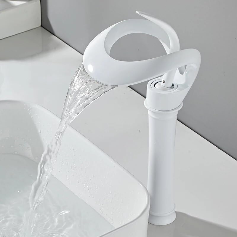 Grifo de lavabo negro con caída en cascada para baños modernos y elegantes