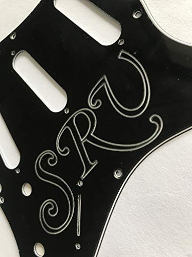 Pickguard pour guitare US Fender 57′ 8 vis SRV Logo Strat - Les Beatles, Paul McCartney, John Lennon, RIngo Starr, George Harrison Pickguard pour guitare US Fender 57' 8 vis SRV Logo Strat – Image 4