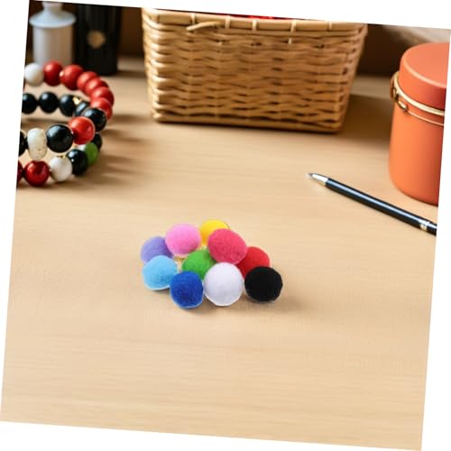 Pompons miniatures multicolores pour éviter les pannes d'idées créatives