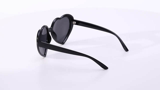 Teumire Polarized Heart Shaped Sunglasses for Women Girls  display picture 2