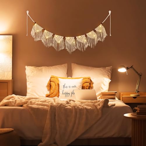 AOOHA Makramee Wandbehang,Boho Deko Makramee Wandbehang Handgewebt mit 3M LED Lichterkette,Gewebte Wanddeko Dekoration mit 7 Flaggen für Wohnzimmer Schlafzimmer Hochzeit Party