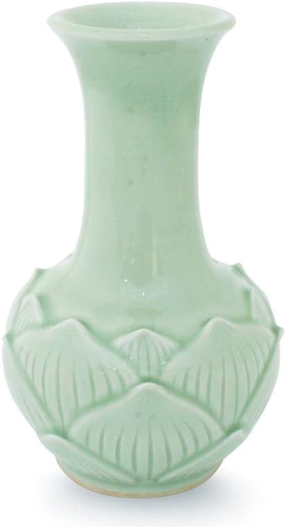 NOVICA Florero de cerámica de celadón floral, verde, loto de jade