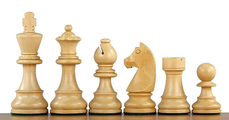 Include 34 pezzi degli scacchi: 16 chiari, 16 scuri, più un'ulteriore regina chiara e scura.