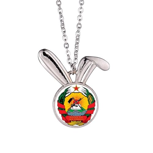 Collier Mozambique pendentif lapin et emblème national en métal précieux