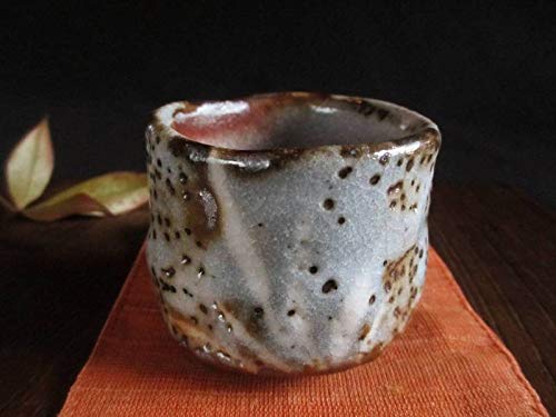 鼠志野　加藤健　ぐい呑み Amazon.co.jp: ぐい呑み 源九郎窯 加藤健 鼠志野 草文 ぐい呑