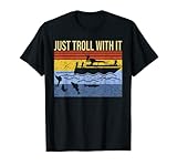 Eres un pescador con una gran pasión por la pesca, especialmente curricán con tus amigos en tu barco en el mar. Divertida camiseta de pesca con un gráfico de un barco de pesca con algunos amigos con carretes de bastón de arrastre en el océano para atrapar algunos peces grandes.
