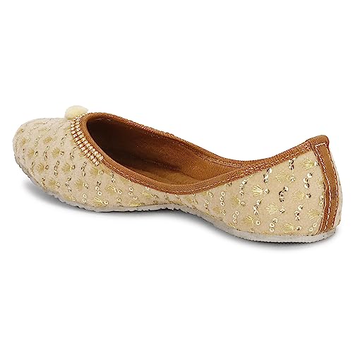 Image of Designer Fabric Women's Alluring Punjabi Jutti
