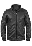 DETAILS & HIGHLIGHTS: angenehm weiche Kunstlederjacke, Stehkragen mit Rippe, Schulterriegel mit Knopf, zwei seitliche Leistentaschen mit Druckknopf, eine Innentasche, gerippter und elastischer Abschlussbund sowie Ärmelbündchen, Metallbadge unterhalb der rechten Leistentasche, durchgehender Reißverschluss aus Metall