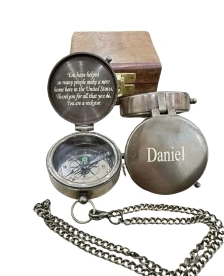 Brújula de bolsillo personalizada de latón con cadena y caja de madera – regalo grabado miniatura 1
