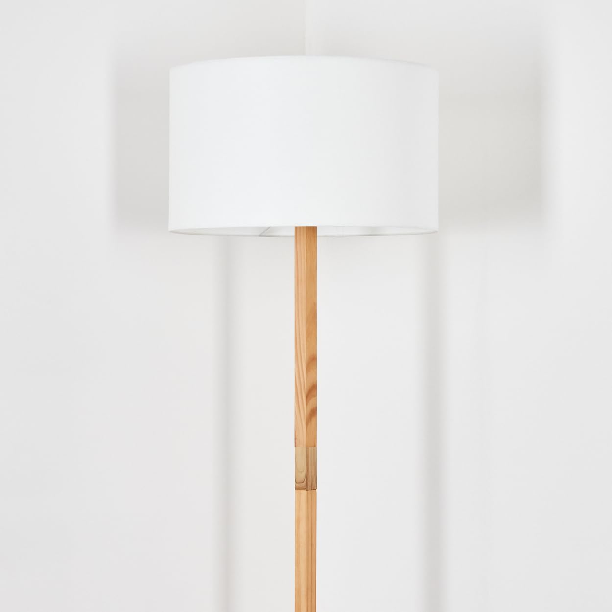 HOFSTEIN Stehleuchte Flemming, Stehlampe aus Holz im modernen Boho-Design, Schirm aus Stoff, Ø 50 cm, 170 cm, E27, mit Fußschalter - Wohnzimmer, Schlafzimmer, Esszimmer, Flur