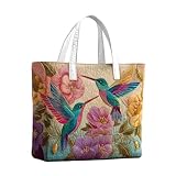 Ce sac à main en tissu matelassé est orné de motifs floraux et de papillons brodés sur ses panneaux extérieurs, tandis que son corps légèrement rembourré lui confère une silhouette rectangulaire. Ses doubles anses en tissu tissé offrent une bonne prise en main, et sa partie supérieure renforcée est adaptée à un usage quotidien.