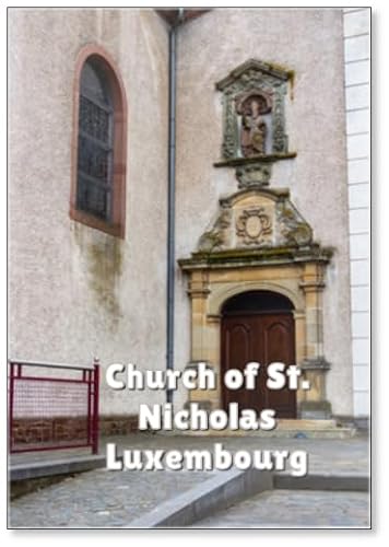 Iglesia de San Nicolás o Nikloskierch Zu Housen, Hosingen o Husen en el cantón de Clervaux, Luxemburgo, hermosa entrada, imán para nevera