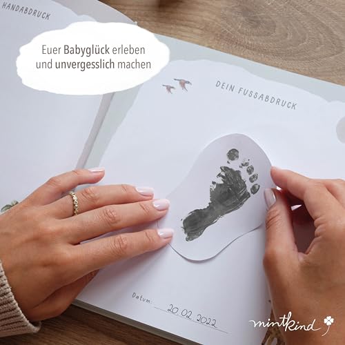 mintkind® Babyalbum Mein erstes Lebensjahr Salbei + Sticker Set | Baby Fotoalbum zum Selbstgestalten | Baby Geschenk für Mädchen und Junge | Babybuch zum Eintragen | Baby-Tagebuch ab 0 Monate