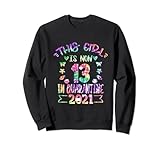 Esta niña es de 13 camisas, camisas de 13 cumpleaños para niñas, camisa de 13 cumpleaños, ideas de regalos para niñas de 13 años, decoraciones de 13 años para niñas, regalos de niñas de 10 a 12 años, regalo de cumpleaños de cuarentena, diseños de teñido anudado.