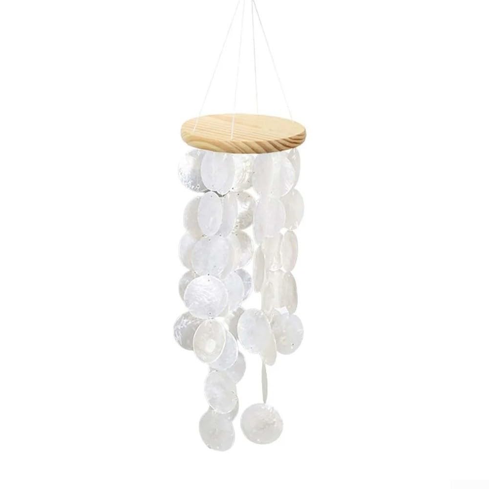 Handgefertigtes 71,1 cm großes Capiz-Muschel-Windspiel mit runden Muscheln und Holzplatte, entworfen für den Außenbereich, um Ihrem Raum ruhige Klänge und Küstenstil zu verleihen (weiß)
