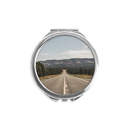Miroir de poche à la main portable idéal lors d'une randonnée en forêt