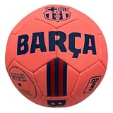 Material: La composición de un balón de fútbol se hace con varia capas para que dure. Estos balones tienen cuero sintético, espuma, y una capa de poliuretano.