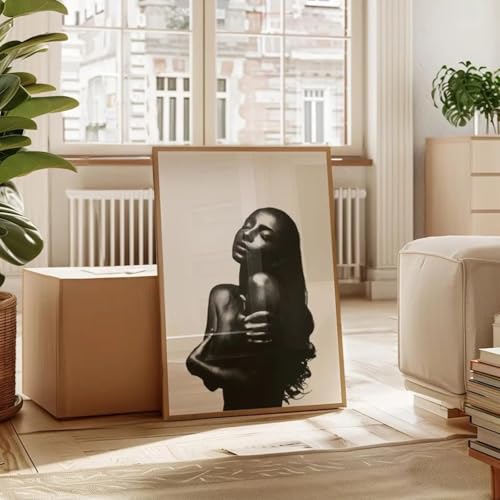 Affiche Sade encadrée pour décorer un mur vide de salon ou bar de maison