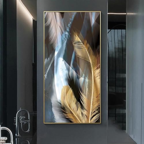 Décoration d'intérieur moderne avec de grandes affiches de plumes dorées