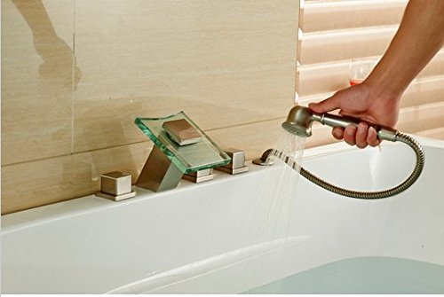 Baignoire sans éclaboussures grâce au mélangeur cascade Gowe nickel brossé