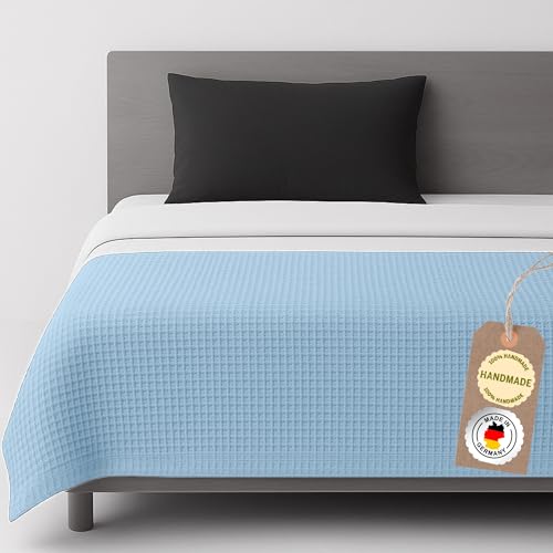 chambry Tagesdecke 135x200 cm - 100 % Baumwolle Waffelstruktur - weiche & atmungsaktive Baumwolldecke - Zeitlose & waschbare Kuscheldecke, Möbelüberwurf, Couchüberwurf oder Bettüberwurf - Baby Blau