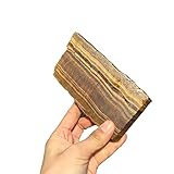 Chaque cristal est irrégulier, non poli et rugueux.