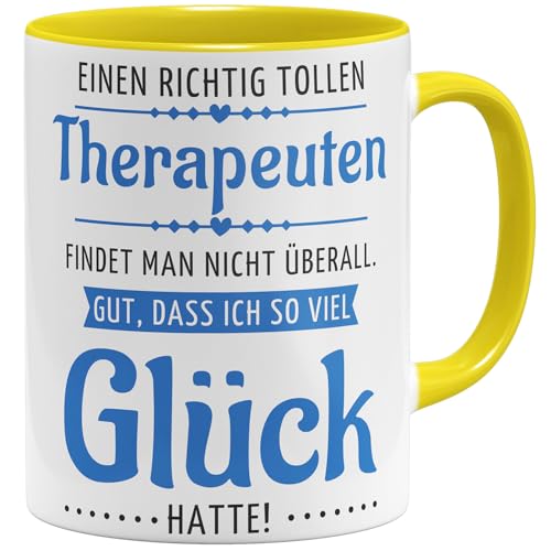 OM3® Kubek terapeuta z sentencją – prezent dla fizjoterapeuty – podziękowanie – Physio Ergo Praxis Krankengymnastik | kubek ceramiczny | 325 ml | nadruk obustronny | żółty