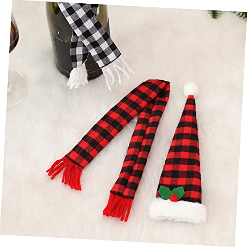 Botellas navideñas con mini gorros de Santa para decorar tus mesas festivas 4