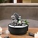 Zimmerbrunnen Zen Garten, Buddha-Statue, abnehmbar, buntes LED-Licht, Dekoration für entspannende Atmosphäre, Garten, Zen, weißer Sand, Tischbrunnen, geschlossener Kreislauf, H21 cm – Sikhi Zen’Light