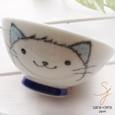 こどもが好きなネコの可愛い絵が描かれたご飯茶碗。サイズ:φ102×高さ53（mm）で、手にしっくり馴染みやすい形状に作られており、薄くて軽いのでとても持ちやすい茶碗です。
