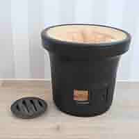 伝統の二重構造が、食材の旨味を最大限に引き出す。一生ものの国産七輪。 伝統の二重構造が、食材の旨味を最大限に引き出す。一生ものの