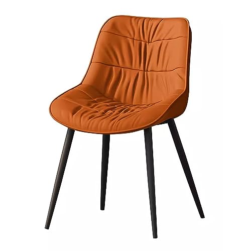 Chaises de cuisine en simili cuir autour de la table familiale