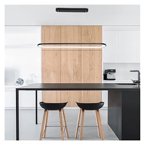 Lustre moderne à LED suspendu au-dessus d'une table à manger chaleureuse