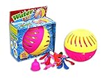 La bola es de color rosa y amarillo y se abre para poder introducir el globo lleno de agua