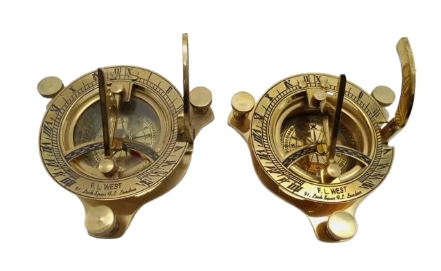 Brújula antigua de latón con reloj de sol vintage