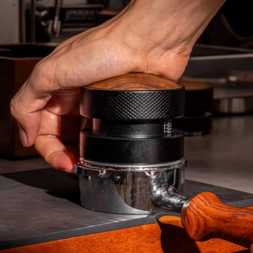 Apisonador de café autoadaptable de 51mm con base roscada negra y mango de madera 8