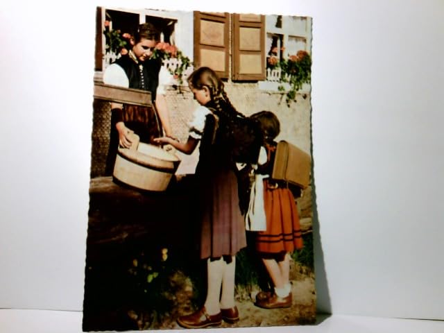 Trachten. Schulkinder im Schwarzwald. Alte Ansichtskarte / Postkarte farbig, ungel. ca 60ger Jahre ?. Mädchen an Wasserstelle mit Tornister, Brauchtum, Folklore.
