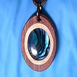  Perlmutt Anhänger oval. Abalone Perlmuttschmuck für Mädchen. Handgemachter Schmuck. Edelholz Holzschmuck aus Bayern Deutschland.