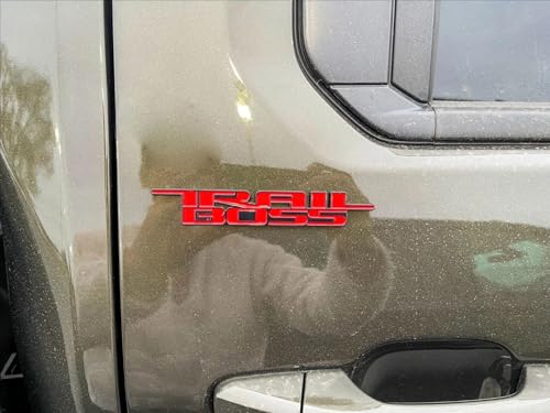Insignia Trail Boss 3D roja con acabado premium para Silverado 2019-2026 7