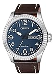 Eco-Drive Antrieb: Eco-Drive ist eine Kerntechnologie von CITIZEN, die selbst bei schwachem Licht Strom erzeugt und es ermöglicht, dass Uhren auch bei Dunkelheit über sechs Monate laufen