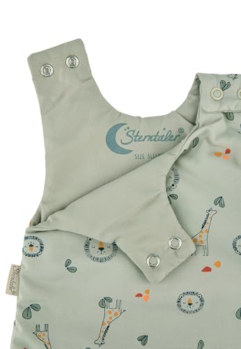 Sterntaler Babyschlafsack 44cm Giraffe & Löwe – Alloverdruck, Hydrocool-Futter, leichte Wattierung – Zwei-Wege-Reißverschluss, Druckknöpfe & Kabelöffnung - 1,50 TOG – Baby und Kleinkind Schlafsack