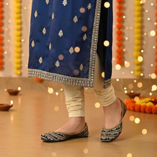 Image of DFR Women Embroidered Mojari Juttis